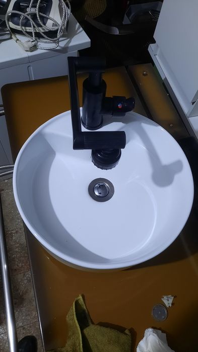 Lavatório em excelente estado com torneira para diferentes adaptações