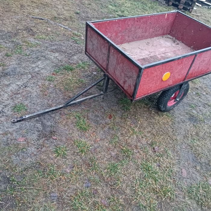 Mała przyczepka do ogrodu