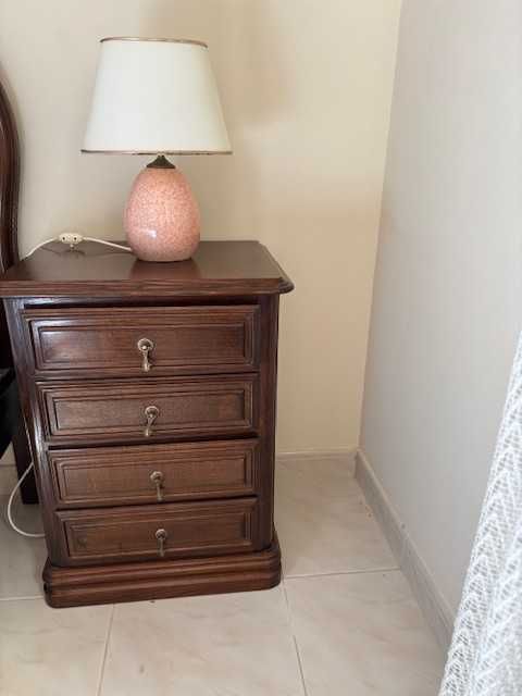 Quarto de casal completo, em madeira (castanho)