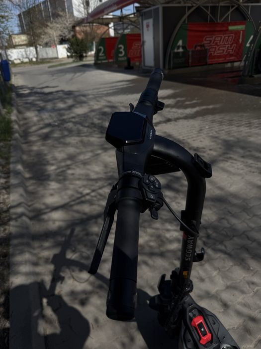 Продам електросамокат Ninebot zt 3 pro e