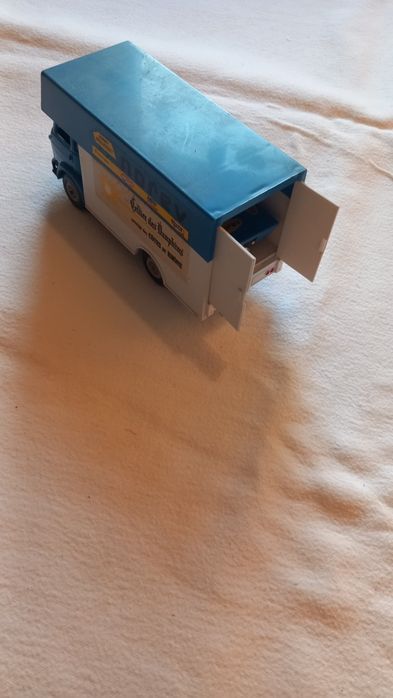 miniatura colecionável Norev Saviem SG4 "Racing Team Jimmy Mieusset", um camião em escala 1:43 produzido em plástico.
