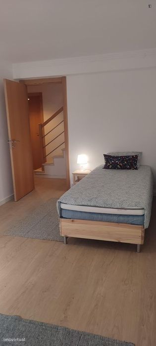 Quarto - localizado em Carcavelos Lisbon
