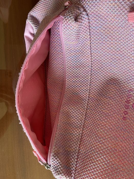 Mochila de nenina em rosa com varias divisors