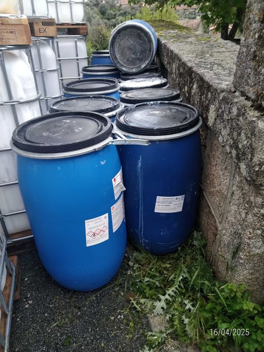 Bidons de plástico com tampa e fecho metálico de 125 e 130litros