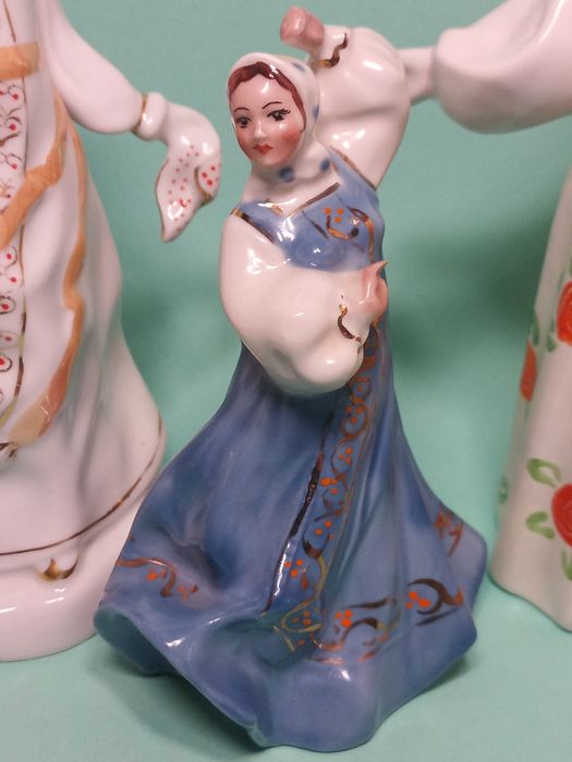 Статуэтка фарфоровая.