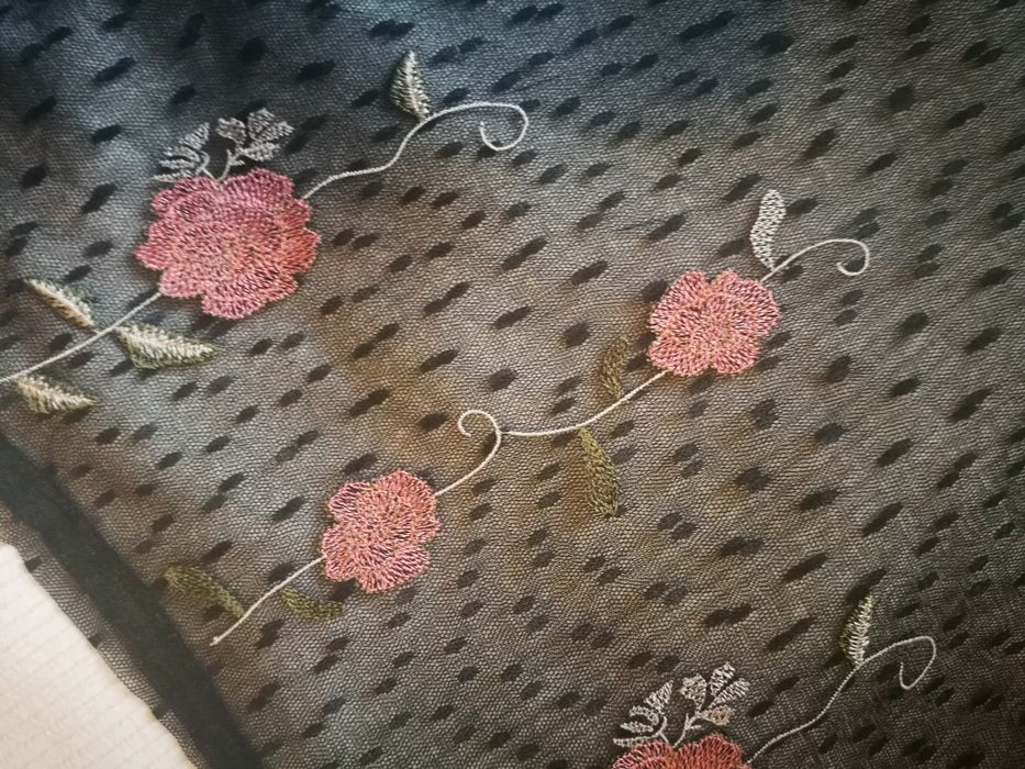 Elegancka koronkowa sukienka z haftem