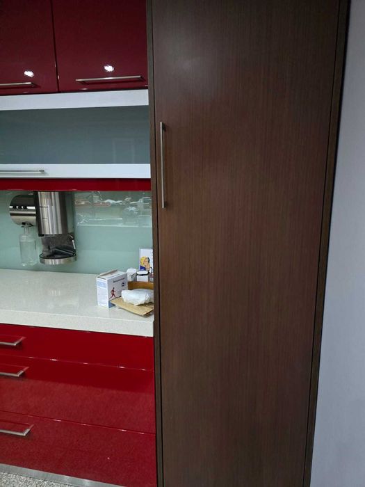 Cozinha lacada a vermelho