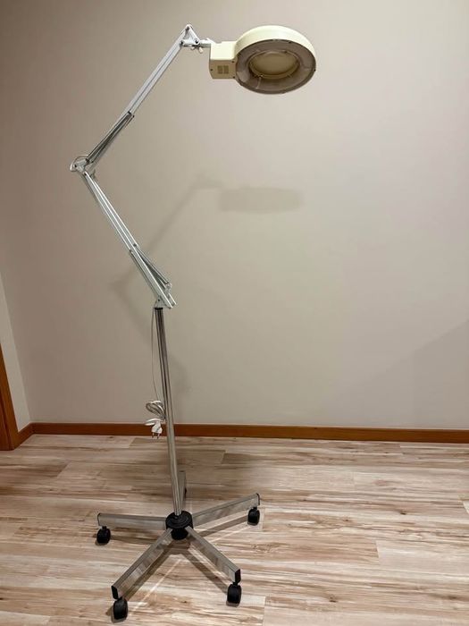Lupa de pé articulada com iluminação LED