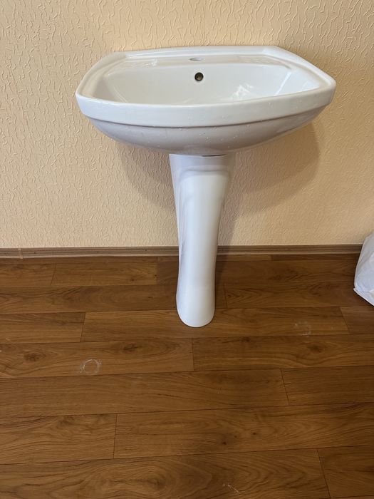 Раковина з ніжкою