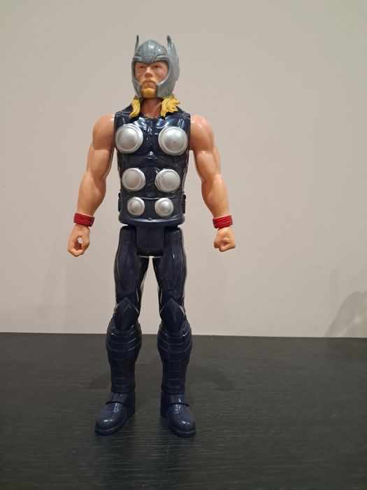 Велика фігурка Тора і рестлера Рея Містеріо, персонажа коміксів Марвел