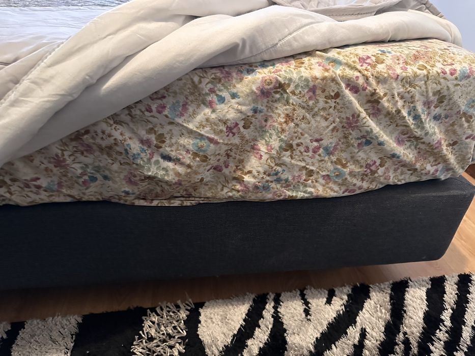 Cama com dois criados