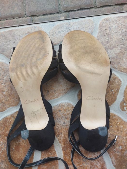 Buty na obcasie czarne z kokardą i odkrytą piętą