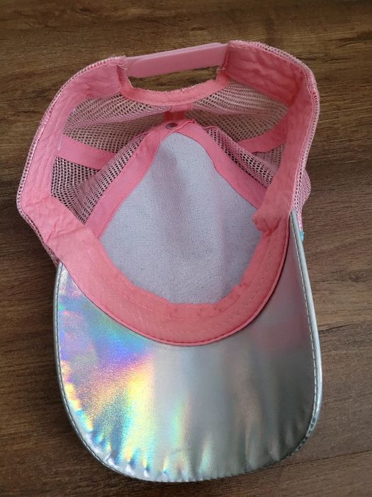 Czapeczka z daszkiem z cekinami i siateczką 56 dla dziewczynki