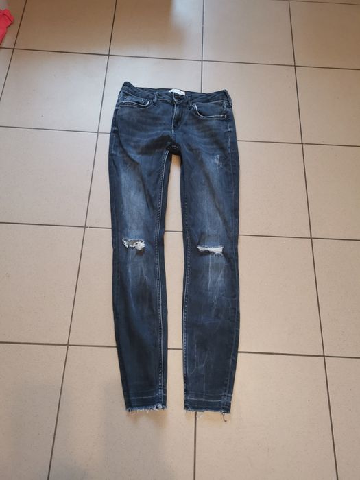 Skinny dopasowane jeansowe spodnie z przetarciami cieniowane dziury