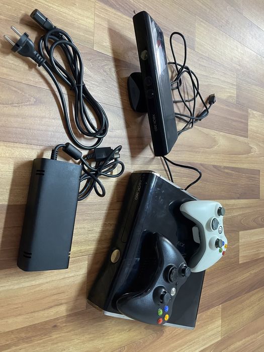Xbox 360 com comandos e jogos