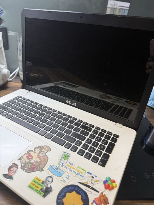 Ноутбук ASUS серії X751S.