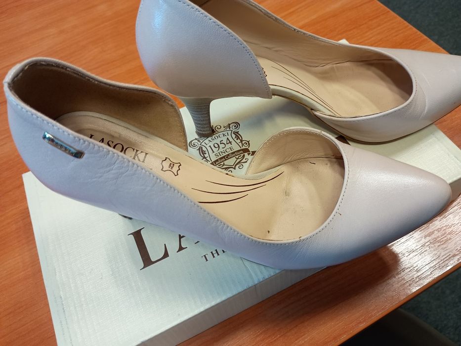 Półbuty kremowe Lasocki