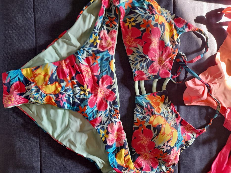Biquínis estampados e lisos baratos com algum uso
