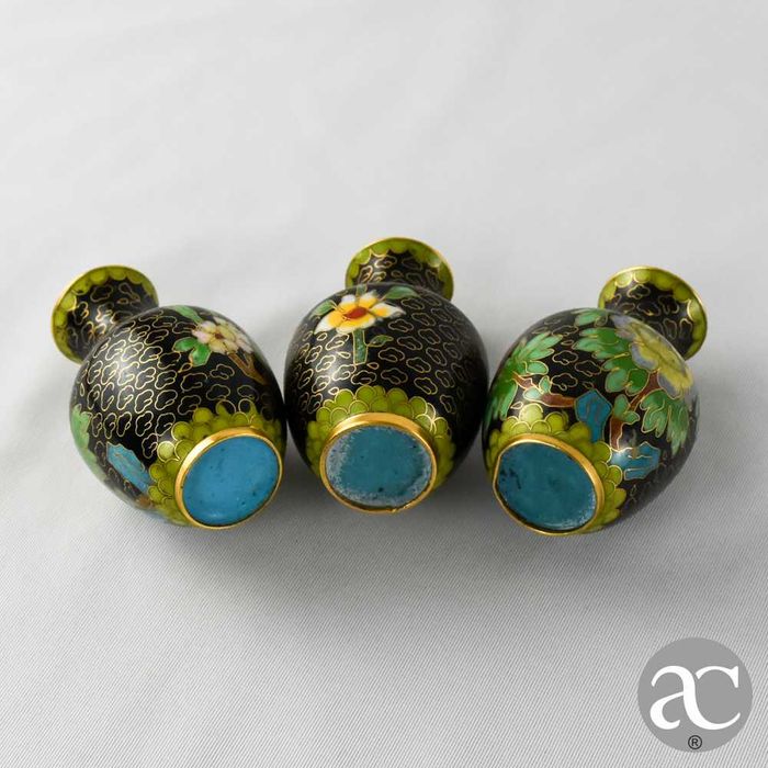 Conjunto de 3 pequenas jarras em cloisonné, China, com base em madeira