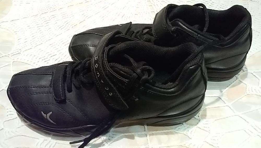 Ténis pretos Domyos 38 impecáveis. Atacadores e velcro. Promoção