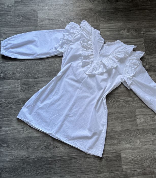 Біла сукня з рюшами