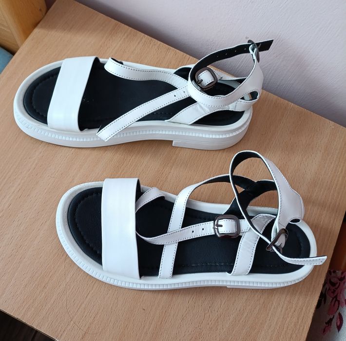 Кожаные босоножки белые