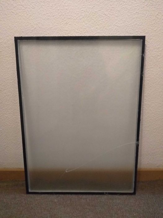 Janela de alumínio lacado com vidro duplo.