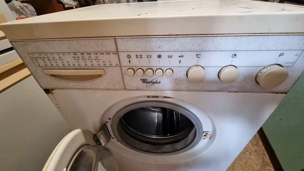 Пральна машинка Whirlpool працює