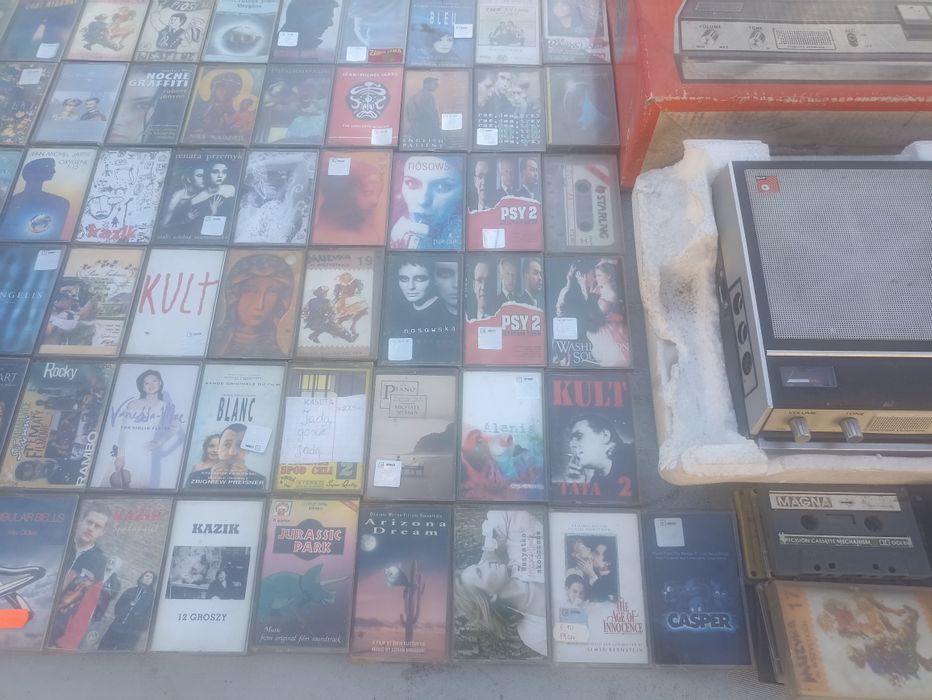 Magnetofon kasetowy plus sto kaset