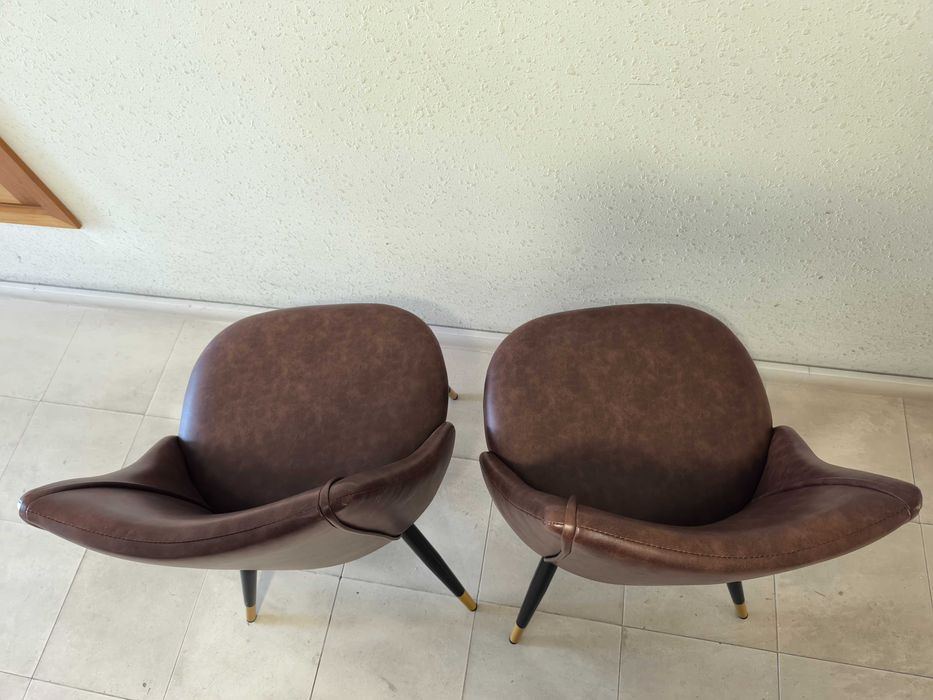 Cadeiras castanhas em pele sintética