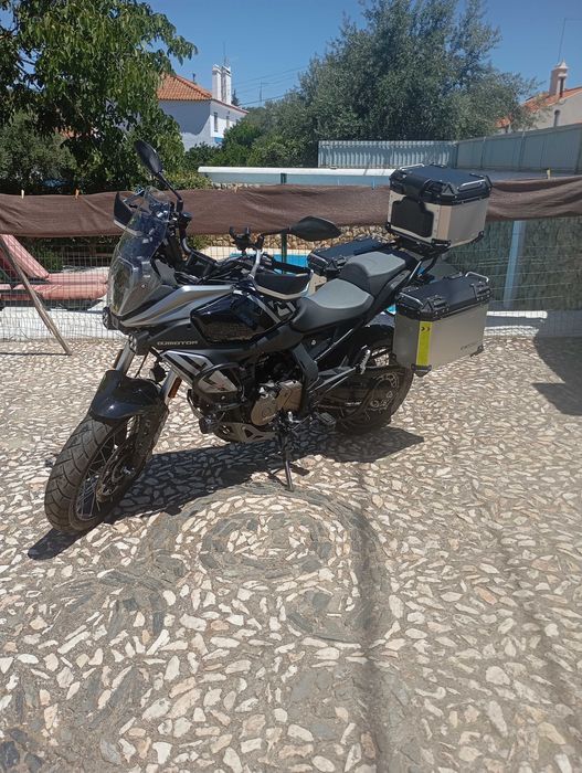 Selling a QJ 600SRT motorcycle in like-new condition with only 2,000 kilometers.