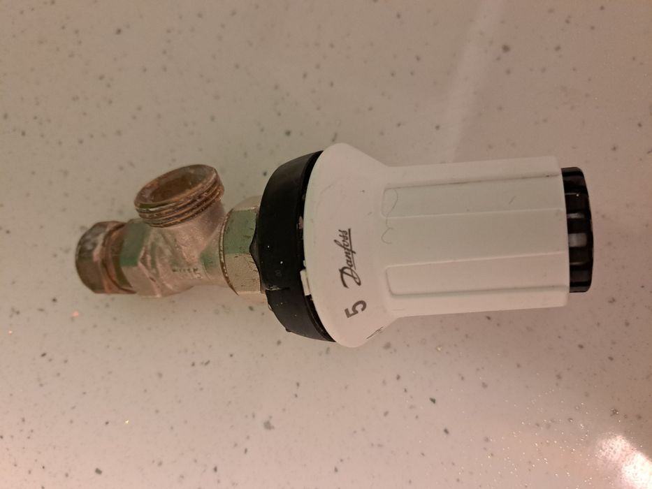 Grzejnik DELFIN z zaworem termostatycznym