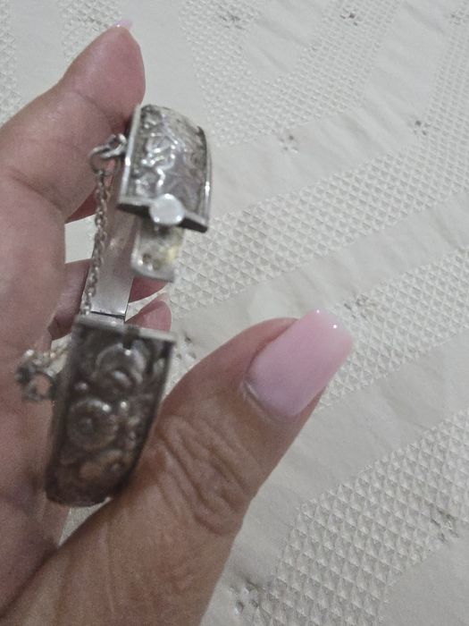 Escrava de prata muito antiga, herdei várias pratas e ouro e simplesmente não uso.
