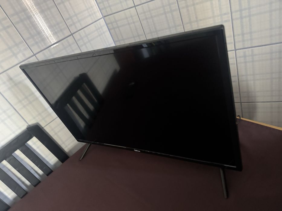 Tv 32 polegada esmarte  seme nova com os pes e supote de parede