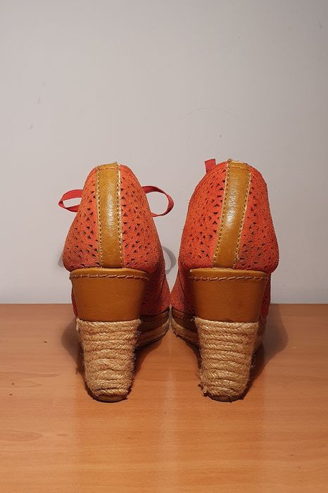 Salto Alto de Cunha com abertura à frente