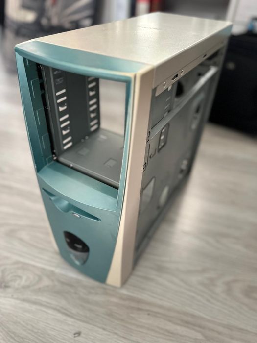 Stara jasnoniebiesko-beżowa retro obudowa PC