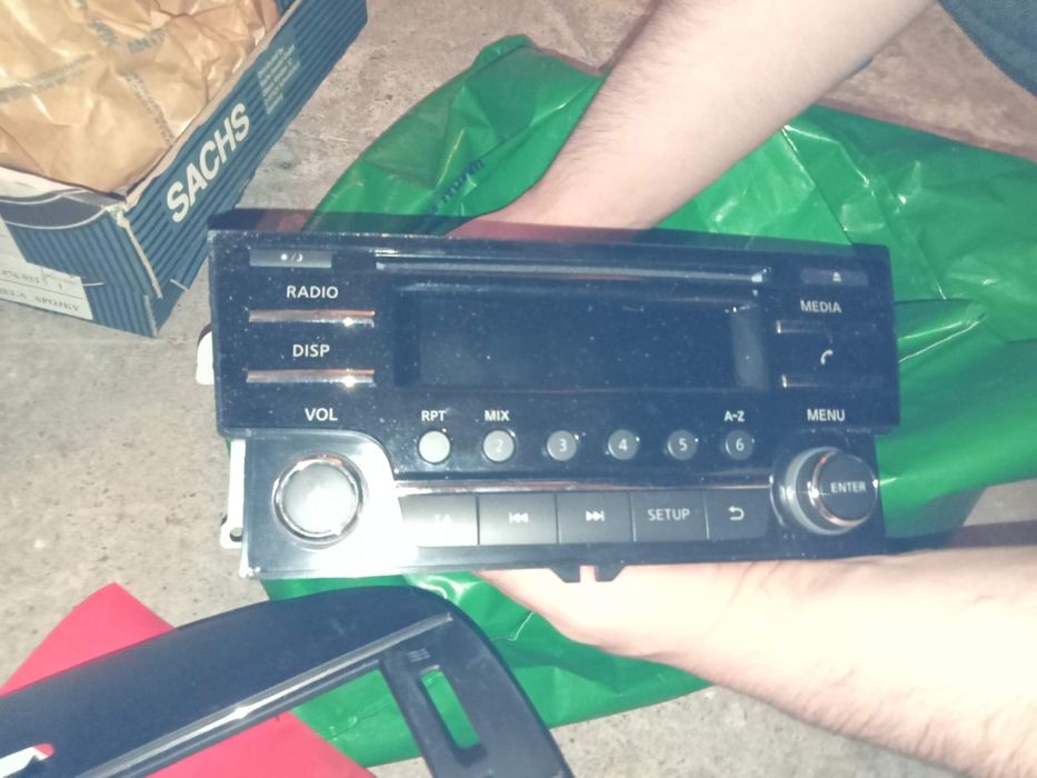 Radio Nissan z ramką