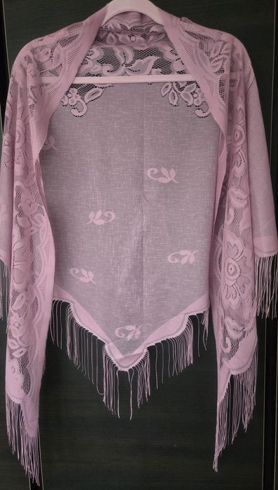 Modna koronkowa chusta z frędzlami