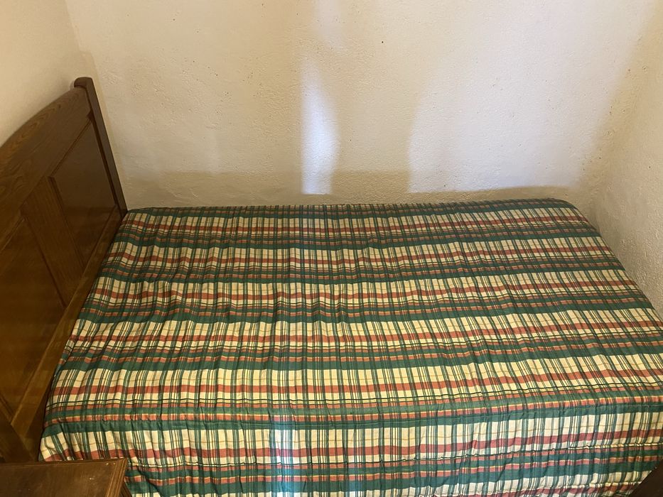 Cama solteiro com oferta de mesa de cabeceira