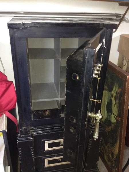 Cofre antigo com código