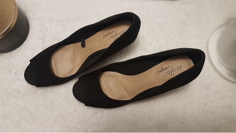 Zamszowe buty na koturnie 37