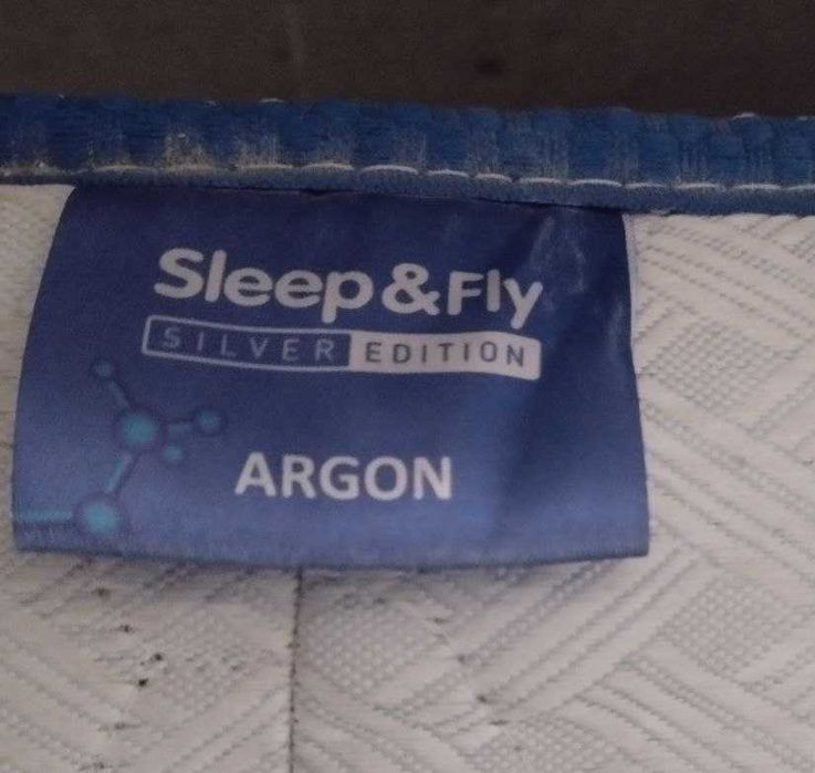 Двухспальная надежная кровать вместе с матрасом