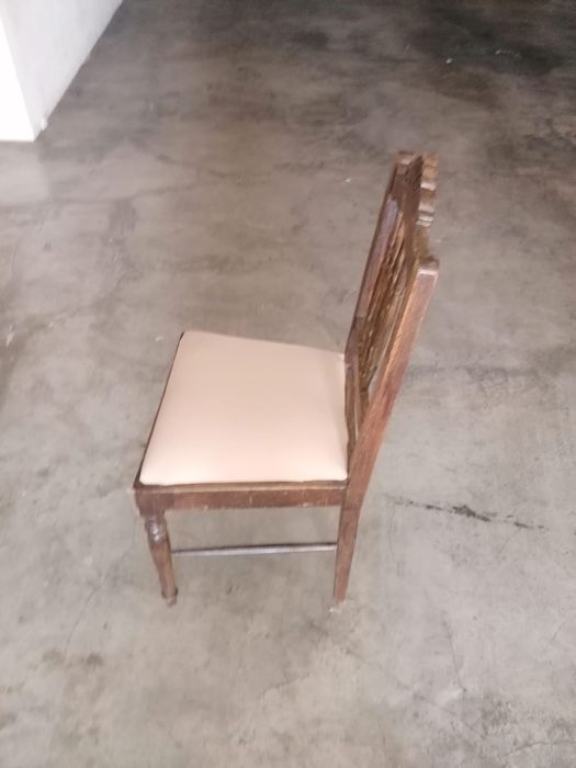 Cadeiras para mesa de refeiçẽs em madeira maciça