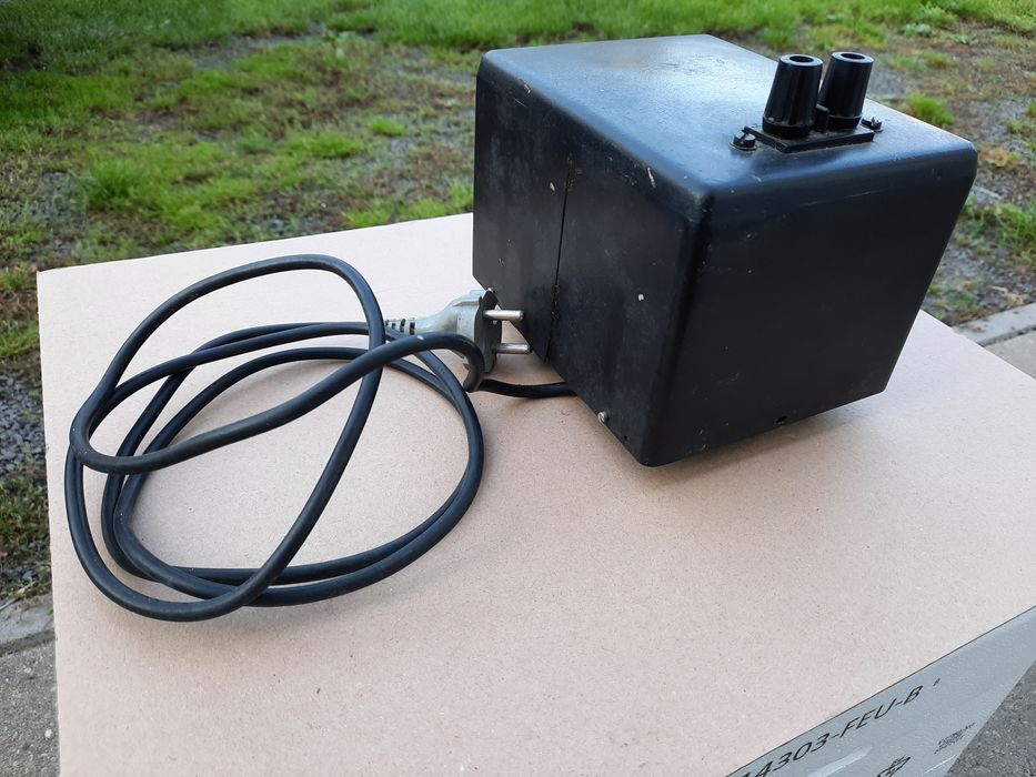 Transformator w obudowie.