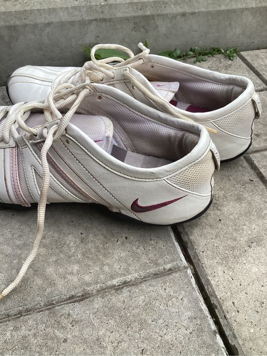 Кросівки жіночі