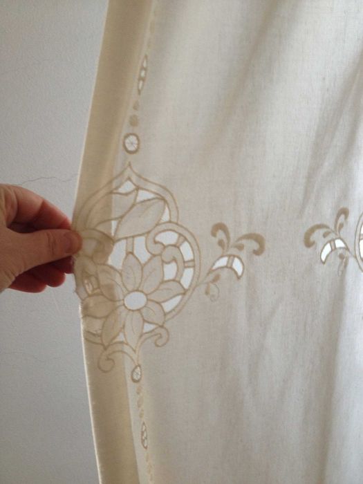 Cortinados em linho creme e bordados com varão