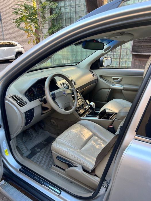 Volvo XC90 D5 з механічною коробкую для військових