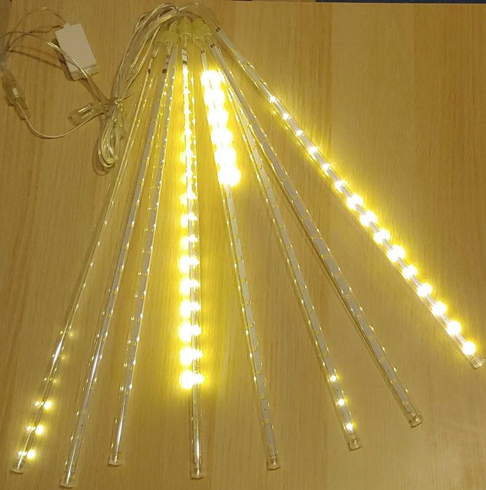 spadające sople padający śnieg lampki LED na balkon okno