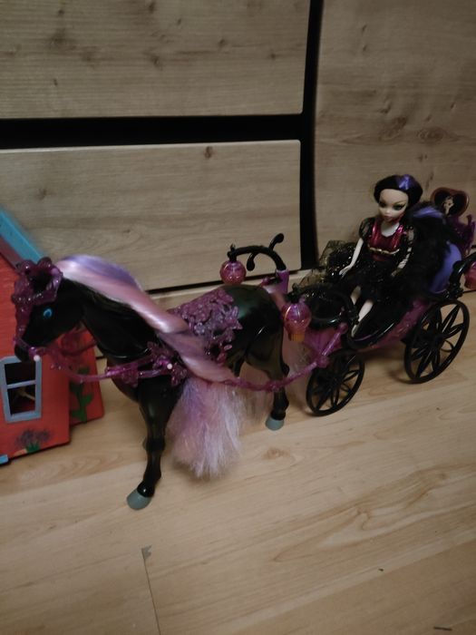 Karoca  z lalką Mattel