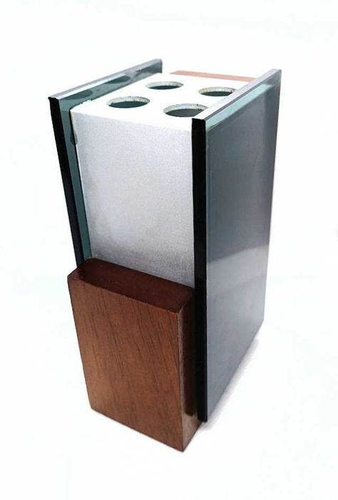 Conjunto de secretária composto por porta canetas e porta folhas